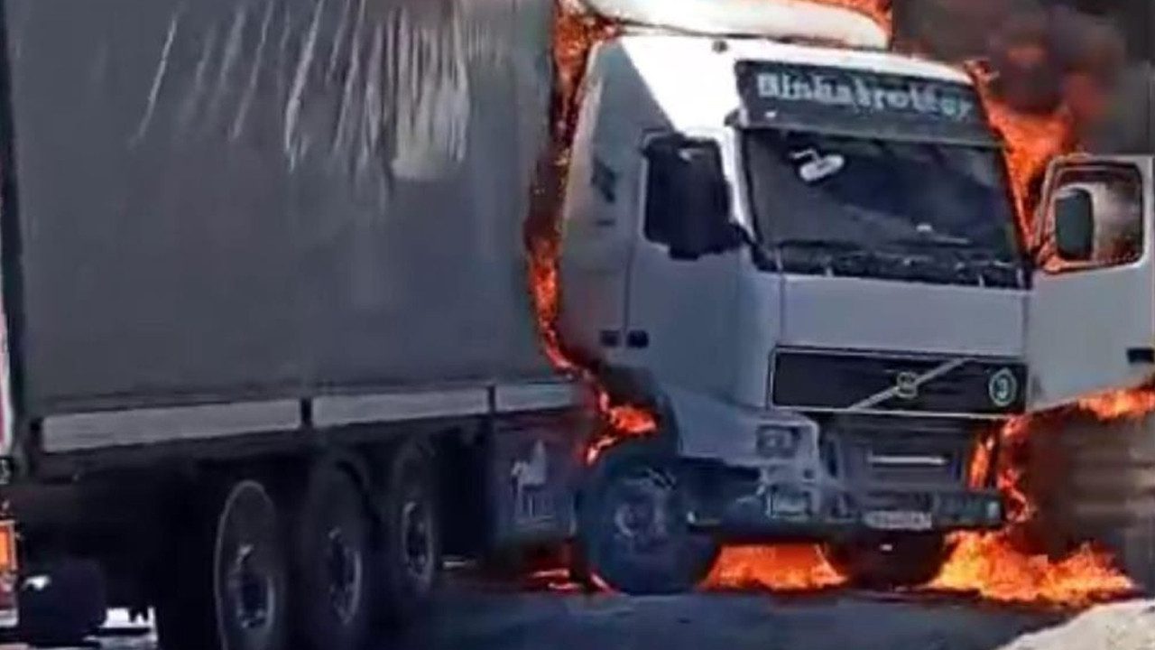 Gaziantep’te Seyir Halindeki Tır Aniden Kül Oldu