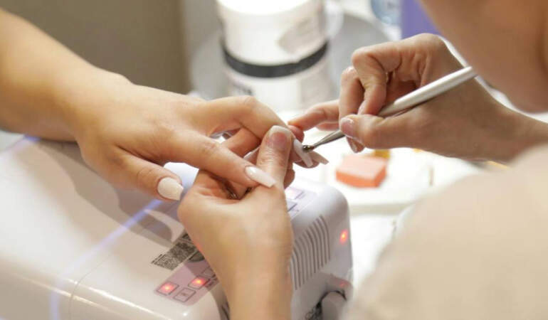 Güzellik Salonlarında Kriz! Kadınların Vazgeçilmezi Jel Tırnağa Yasak Geldi! Artık Kullanılmayacak