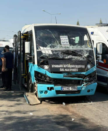 Halk Otobüsü Bir Başka Otobüse Çarptı! Çok Sayıda Yaralı Var