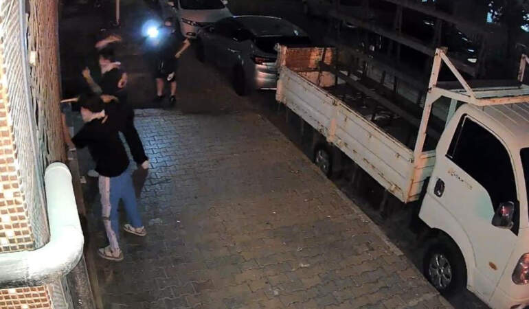 İstanbul’da Korkunç Anlar! ‘Abinin Selamı Var’ Diyerek Çekiçle Saldırdılar