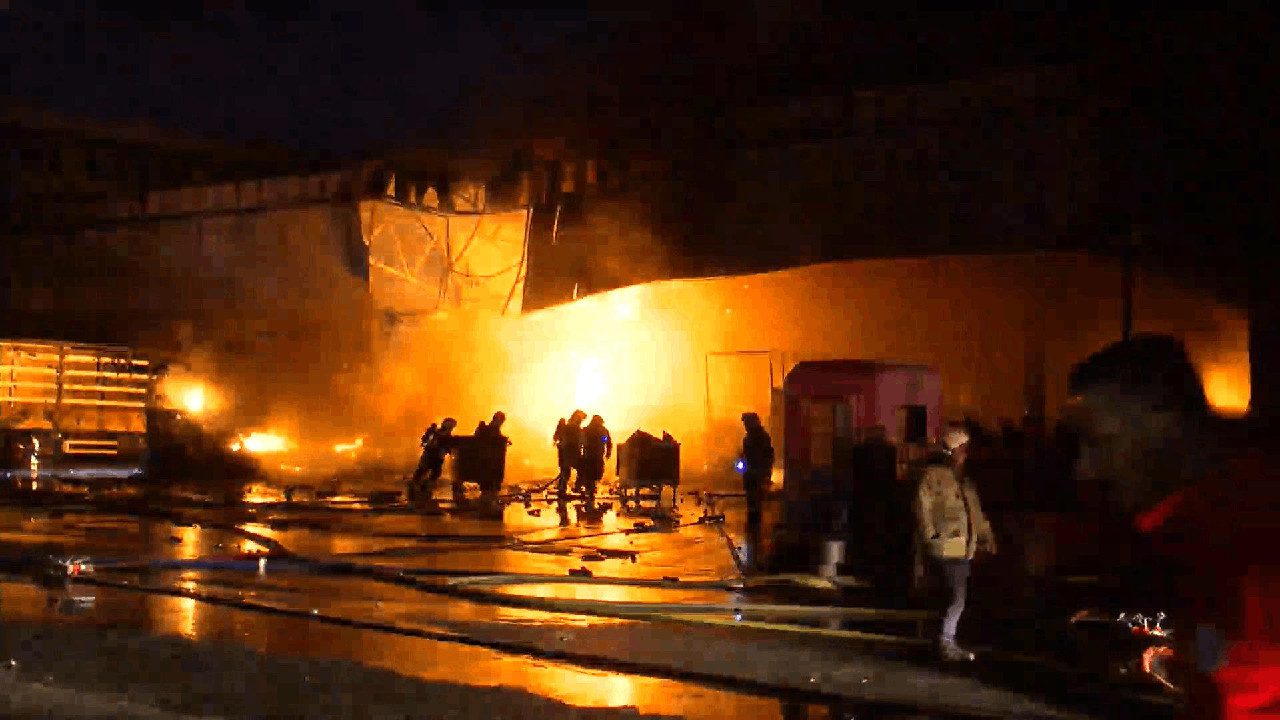 İkitelli’deki Yangın Kontrol Altında: Çok Sayıda Kamyon ve TIR Zarar Gördü