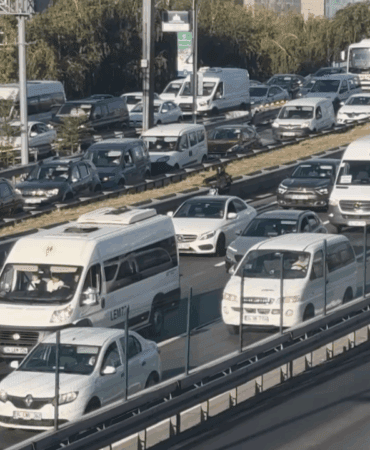 İstanbul’da Pazartesi Çilesi… Trafik Yoğunluğu Yüzde 71’e Çıktı, Köprüler ve Ana Arterler Tıkandı
