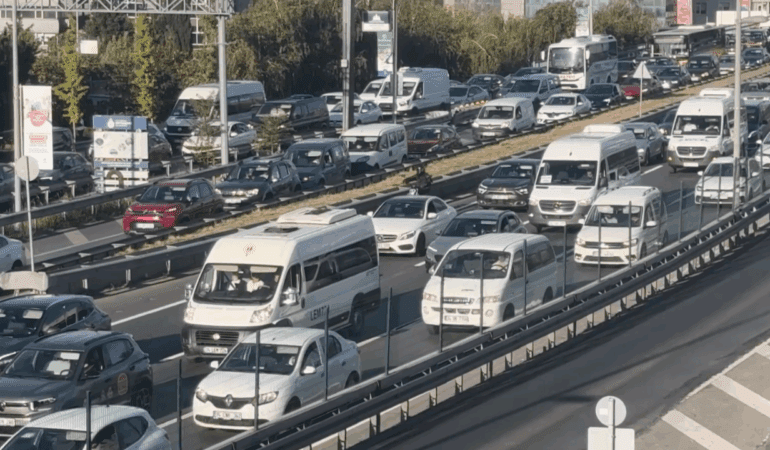 İstanbul’da Pazartesi Çilesi… Trafik Yoğunluğu Yüzde 71’e Çıktı, Köprüler ve Ana Arterler Tıkandı