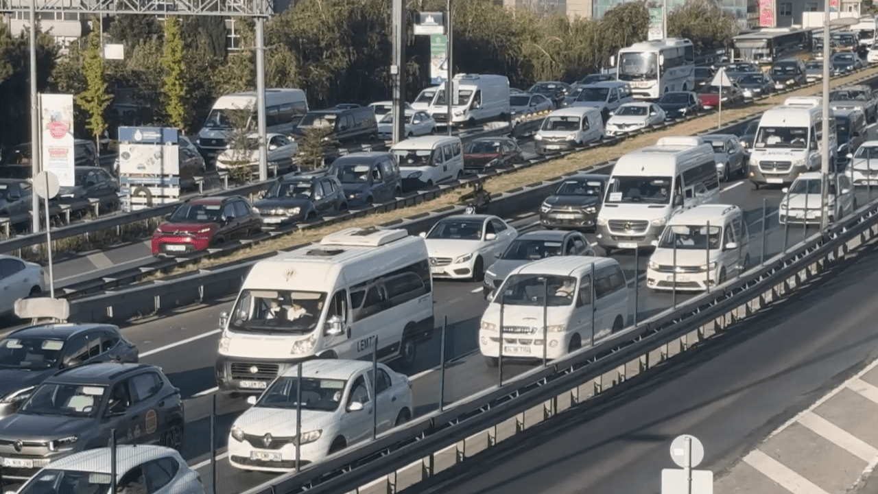 İstanbul’da Pazartesi Çilesi… Trafik Yoğunluğu Yüzde 71’e Çıktı, Köprüler ve Ana Arterler Tıkandı