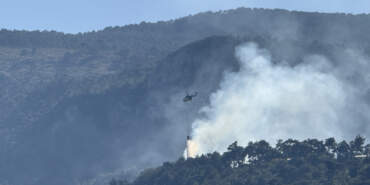 İzmir’deki Yangın Ormana Sıçramadan Söndürüldü