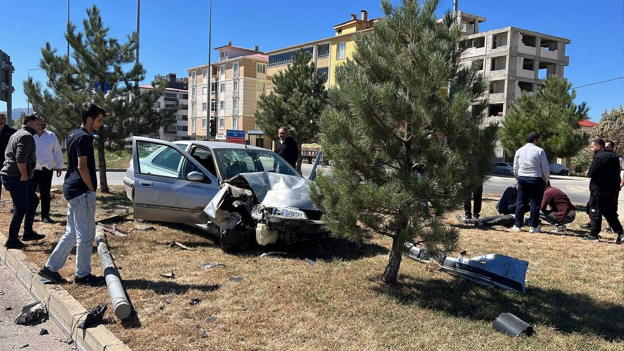 Kahramanmaraş’ta Otomobiller Çarpıştı: 2 Yaralı