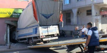 Kontrolden Çıkan Kamyonet İş Yerine Daldı! O Anlar Kamerada