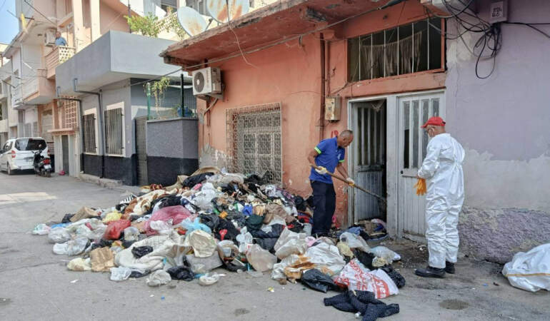 Kötü Koku İhbarı Ekipleri Harekete Geçirdi: Çöp Evden 2 Kamyonet Atık Çıktı
