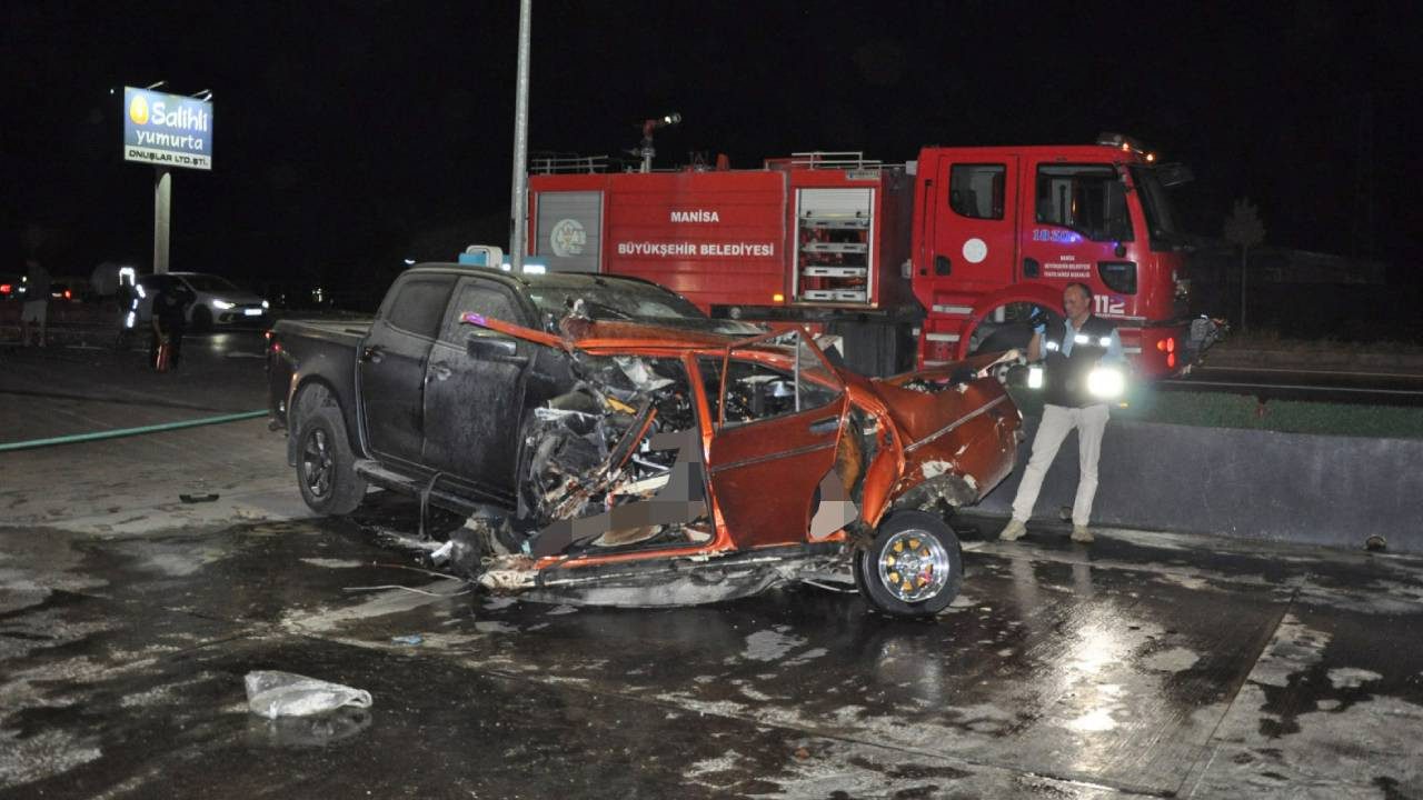 Manisa’da Feci Kaza! Otomobil İkiye Bölündü: 5 Ölü, 6 Yaralı