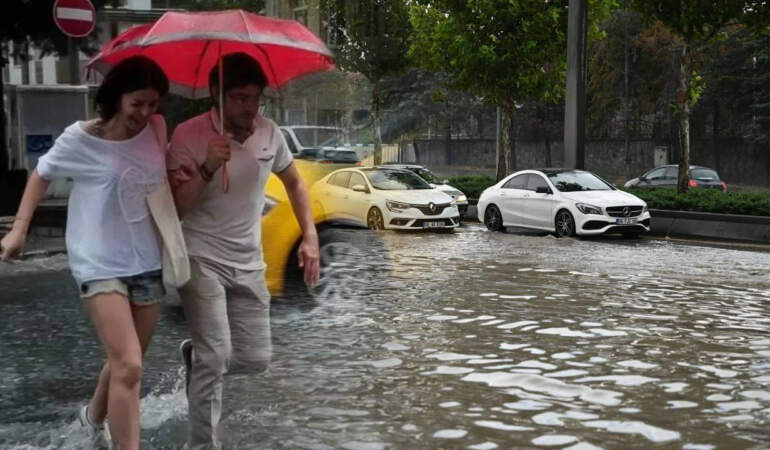 Meteoroloji’den Sağanak Uyarısı! Saat Verildi: İstanbul ve Karadeniz’de Yağış Bekleniyor