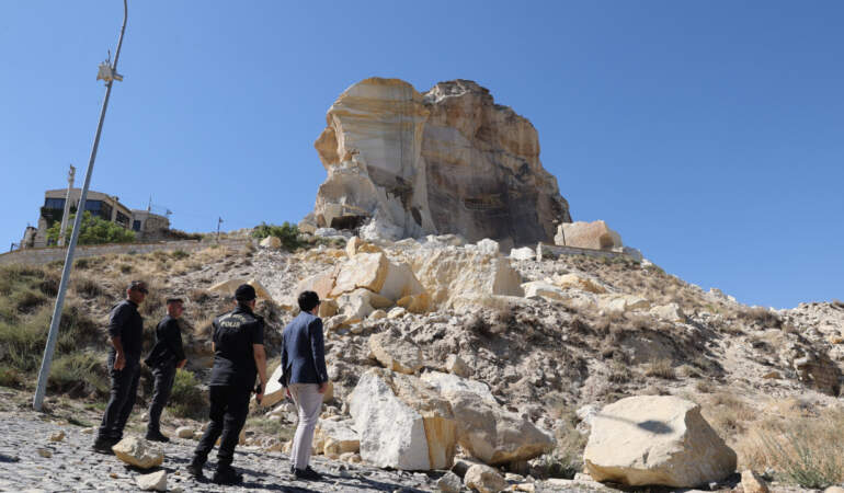 Nevşehir’de Kopan Kaya Parçası Panik Yarattı! Bir Restoran Hasar Aldı