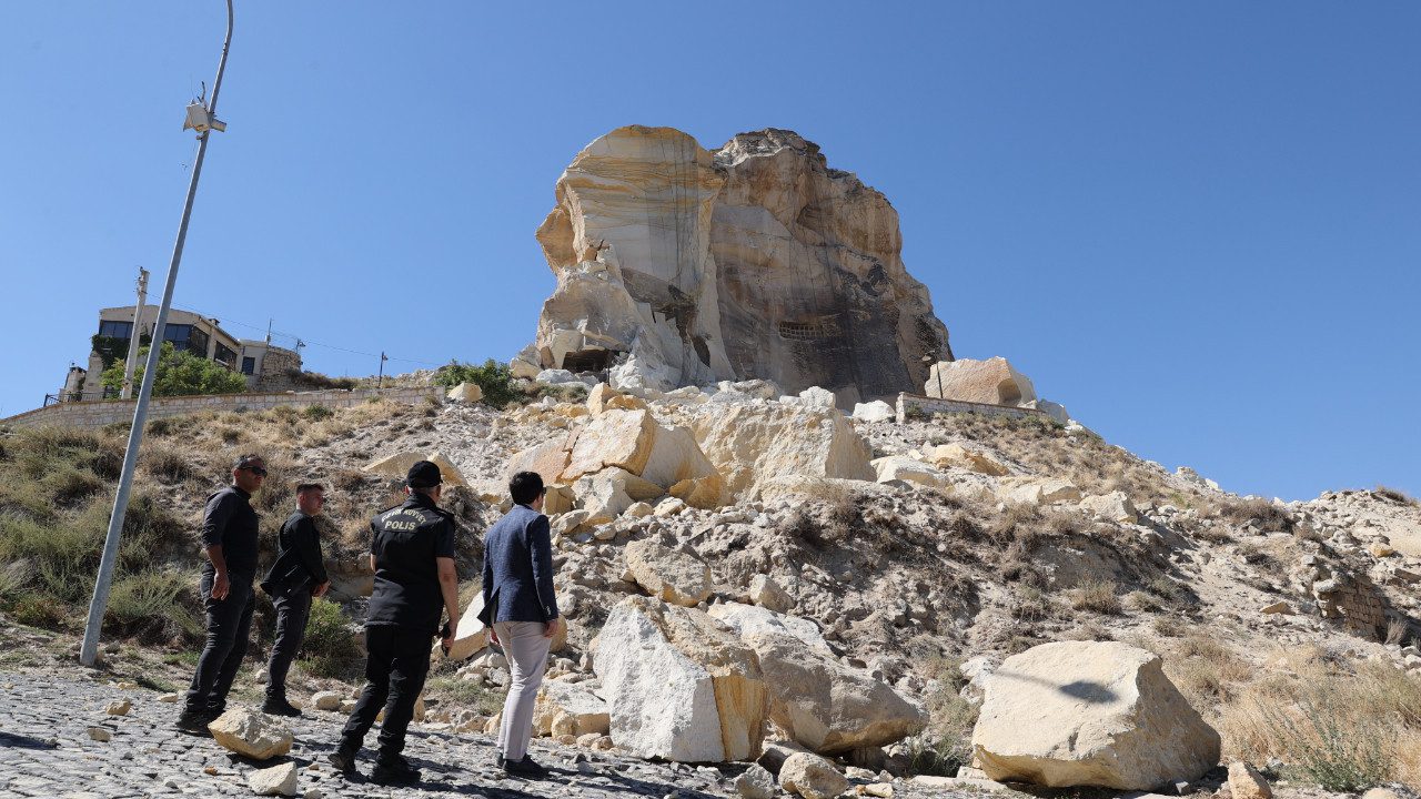 Nevşehir’de Kopan Kaya Parçası Panik Yarattı! Bir Restoran Hasar Aldı