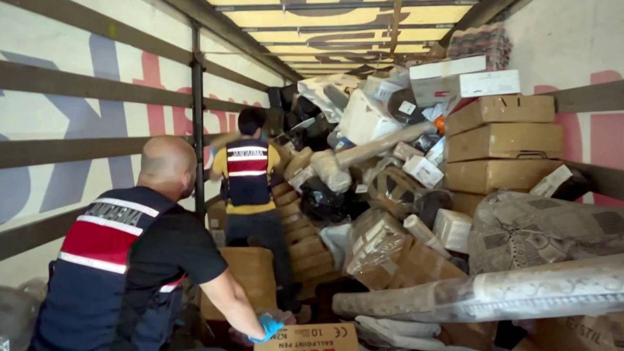 Sakarya’da Milyonluk Operasyon: Tonlarca Tütün Ele Geçirildi