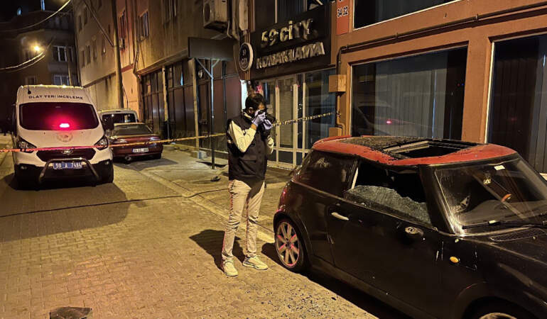 Tekirdağ’da 5. Kattan Düşen Genç, Park Halindeki Aracın Üzerine Düştü