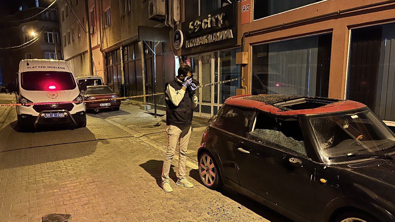 Tekirdağ’da 5. Kattan Düşen Genç, Park Halindeki Aracın Üzerine Düştü