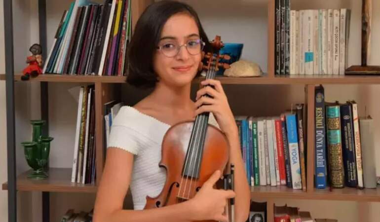 Arkadaşıyla yolun karşısına geçmeye çalışıyordu…18 yaşındaki Laçin’i hayattan koparan sürücüye 4,5 yıl hapis