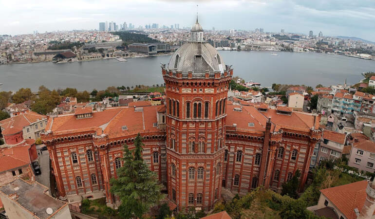 571 Yıllık Fener Rum Okulu Boşaltılıyor! Fatih’in Fermanıyla Açılmıştı, Şimdi Yıkılma Tehlikesinde