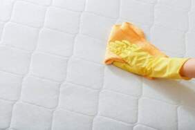 Yatak ve yastıktaki sarı lekeler nasıl çıkar? Sirke ve parlatıcı formülü
