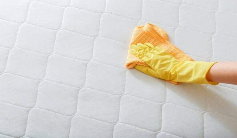 Yatak ve yastıktaki sarı lekeler nasıl çıkar? Sirke ve parlatıcı formülü