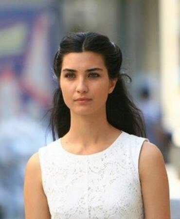 Heyecanla beklenen Sultana dizisine usta isim! Kadrosu büyüyor: Tuba Büyüküstün’lü yapıma iki yeni isim katıldı