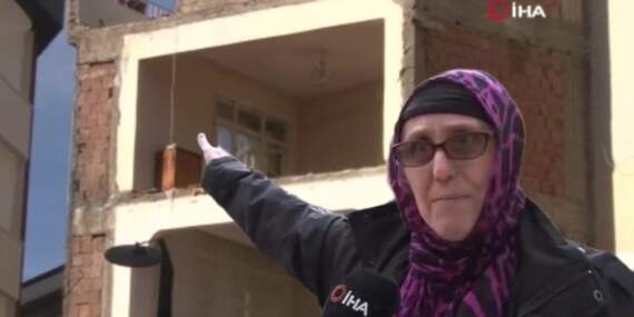 Kentsel dönüşümde akıl almaz görüntü! Yıkılan binanın bitişiğindeki evin duvarı çıkmadı