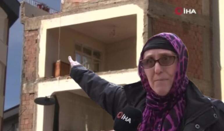 Kentsel dönüşümde akıl almaz görüntü! Yıkılan binanın bitişiğindeki evin duvarı çıkmadı