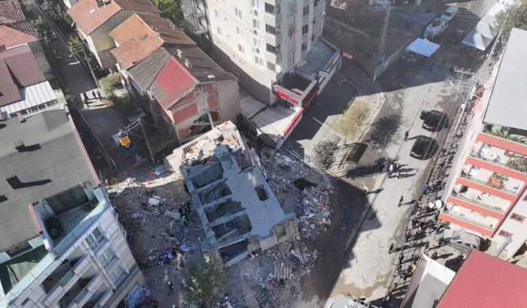 Gebze’de binanın çöküşünde metro inşaatı iddiası: Zemin ve binalar inceleniyor