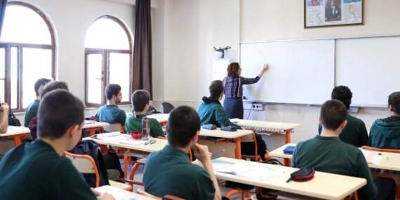 Okullara ‘bilinçli tüketici’ dersi geliyor: Eğitim sistemi yapay zekâ ile dönüşüyor