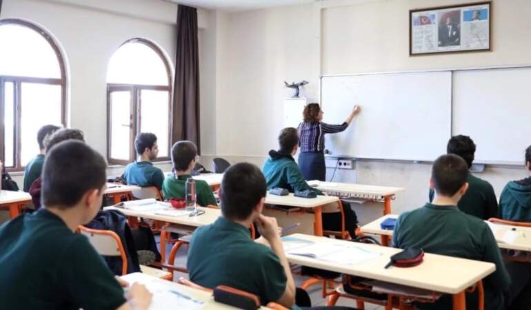 Okullara ‘bilinçli tüketici’ dersi geliyor: Eğitim sistemi yapay zekâ ile dönüşüyor