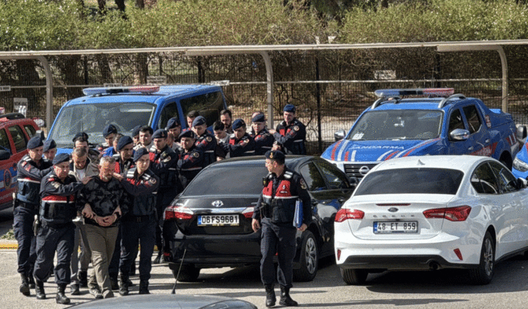 Muğla’da FETÖ’den ihraç edilen 8 kişi yurt dışına kaçarken yakalandı