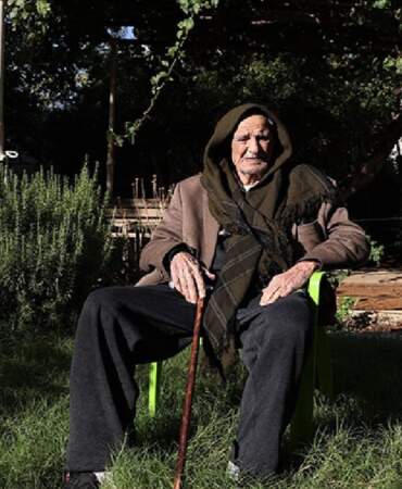 Cumhuriyet’in 102. yılını kutladı! 102 yaşındaki Ahmet dede uzun yaşamın sırlarını anlattı