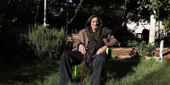 Cumhuriyet’in 102. yılını kutladı! 102 yaşındaki Ahmet dede uzun yaşamın sırlarını anlattı