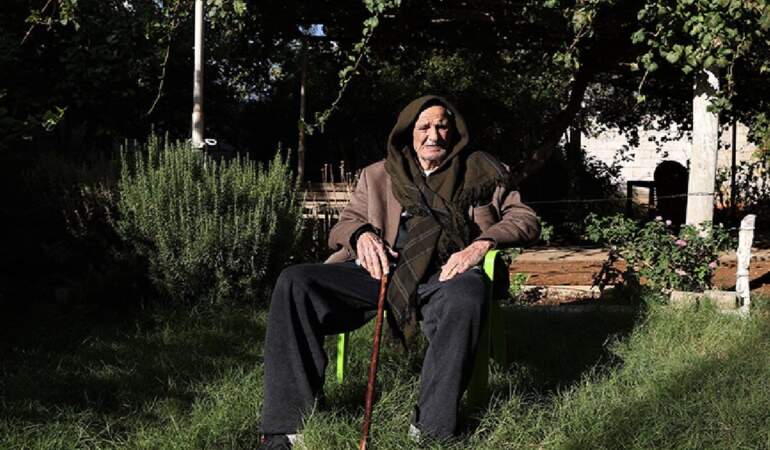 Cumhuriyet’in 102. yılını kutladı! 102 yaşındaki Ahmet dede uzun yaşamın sırlarını anlattı