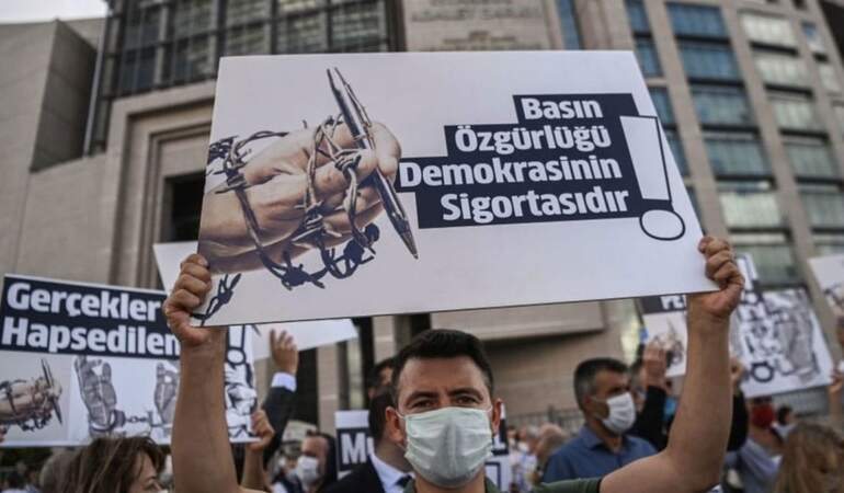 CHP’den basın özgürlüğü raporu: Baskı, tehdit, saldırı, yargılama