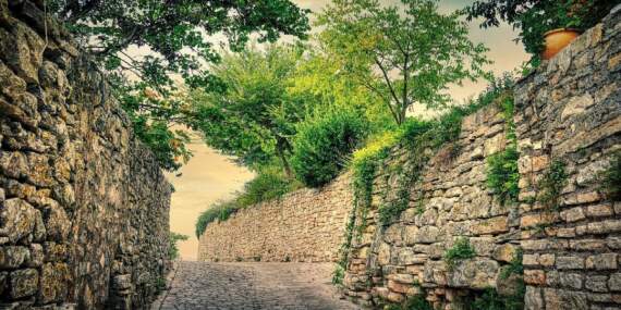 Gündüz serin gece sıcak tutuyor! Taş yol deyip geçmeyin: Özellikleri sizi bile şaşırtacak
