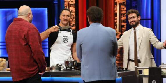 Fırat Çelik sürprizi: Ünlü oyuncu MasterChef mutfağında şef önlüğü giydi, Mehmet Şef’ten kaşık aldı!