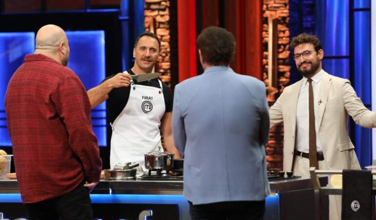 Fırat Çelik sürprizi: Ünlü oyuncu MasterChef mutfağında şef önlüğü giydi, Mehmet Şef’ten kaşık aldı!