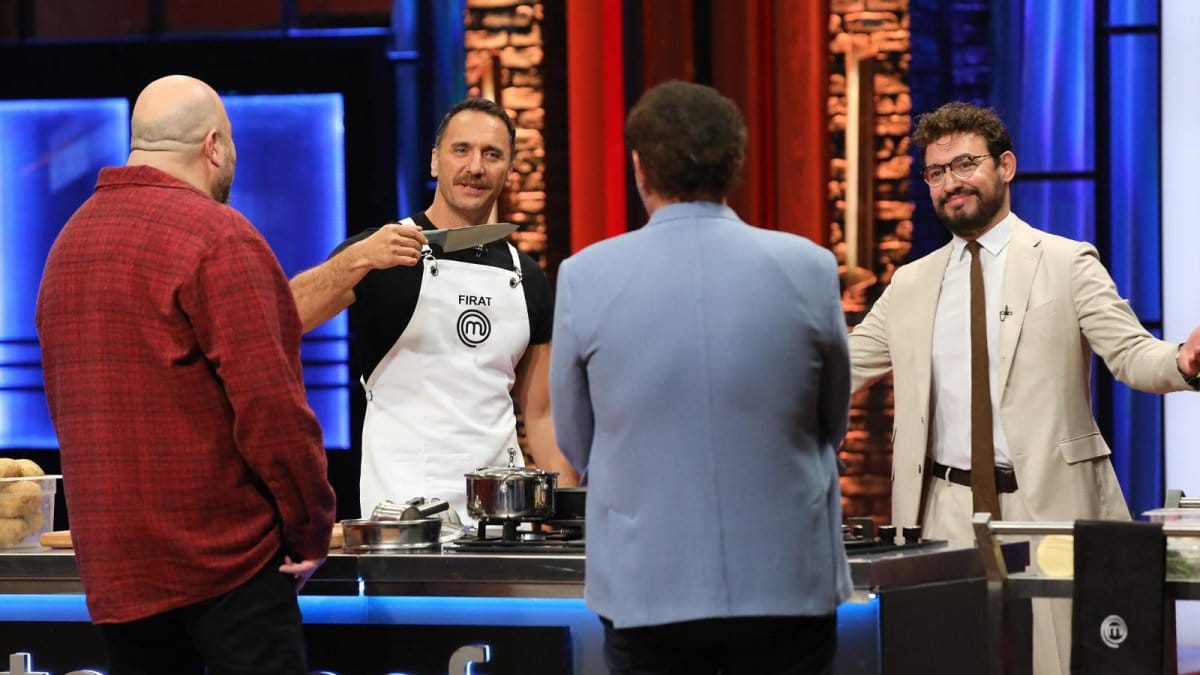 Fırat Çelik sürprizi: Ünlü oyuncu MasterChef mutfağında şef önlüğü giydi, Mehmet Şef’ten kaşık aldı!