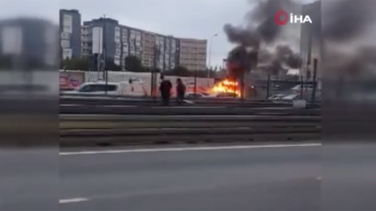 E5’te iş makinesi yandı! Trafik kilitlendi