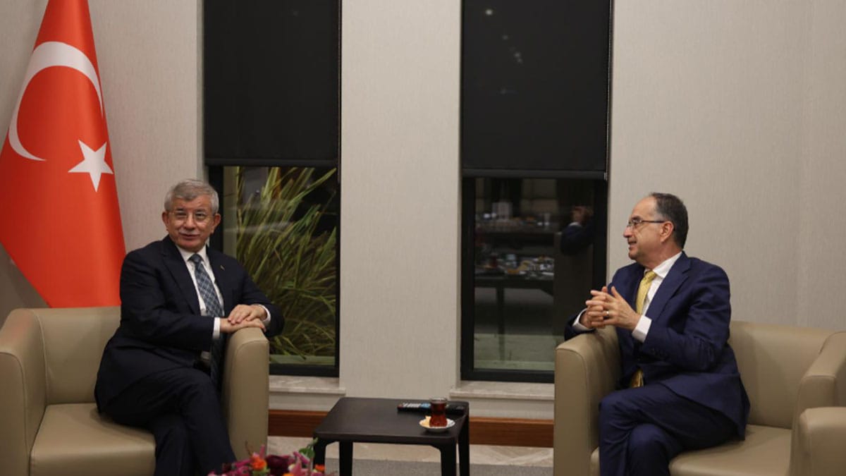 Ahmet Davutoğlu, Arnavutluk Cumhurbaşkanı Begaj ile görüştü