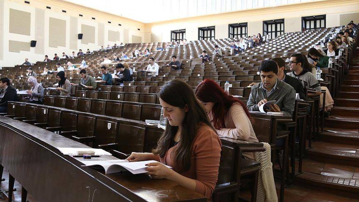 İkinci üniversite öğrenci sayısı rekor kırdı: Kadın akademisyen oranı yüzde 47’ye ulaştı