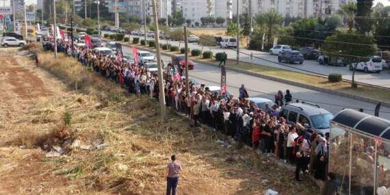 İndirim coşkusu sokağa taştı! Mağaza açılışında kuyruk uzadıkça uzadı, trafik kilitlendi