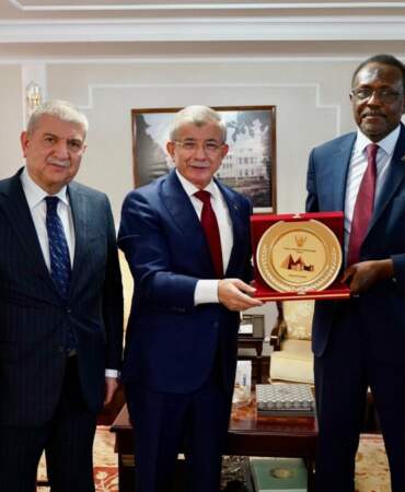 Davutoğlu, Sudanlı Bakan ve Ankara Büyükelçisi ile görüştü