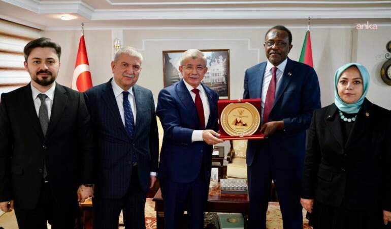 Davutoğlu, Sudanlı Bakan ve Ankara Büyükelçisi ile görüştü