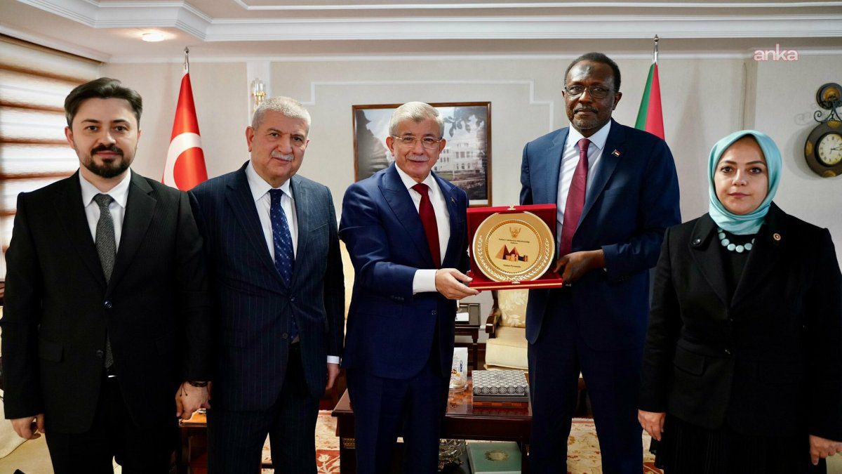 Davutoğlu, Sudanlı Bakan ve Ankara Büyükelçisi ile görüştü