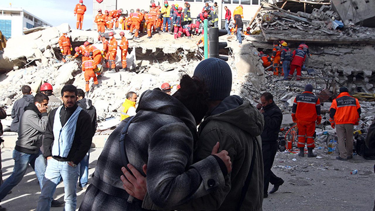 644 Kişi Ölmüştü: Van’daki Deprem Nedeniyle Aranan Eski Müdüre 14 Yıl Sonra Kelepçe