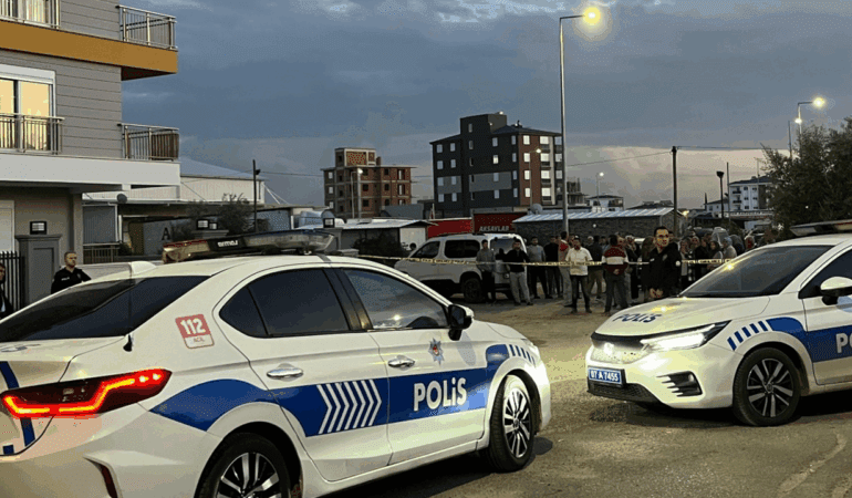 Antalya’da Vahşet! Polis Memuru, Eşini ve 2 Çocuğunu Öldürdü