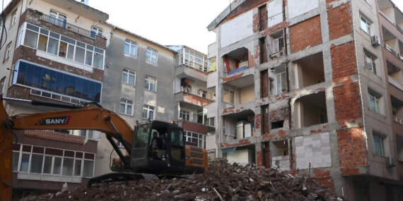 Bahçelievler’de Yıkım Sonrası Şok: Gerçek 38 Yıl Sonra Ortaya Çıktı! Yatak Odaları Sokağa Açıldı