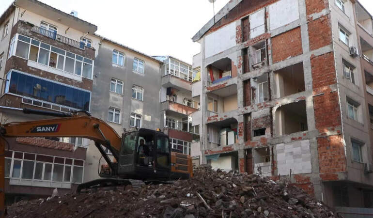 Bahçelievler’de Yıkım Sonrası Şok: Gerçek 38 Yıl Sonra Ortaya Çıktı! Yatak Odaları Sokağa Açıldı