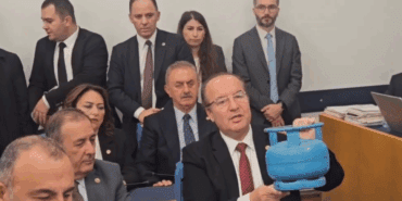 CHP’li Vekilin Boş Tüp Protestosuna Bakan Bayraktar’ın Yanıtı Gündem Oldu: ‘Çünkü Doğal gaz Kullanıyorlar’